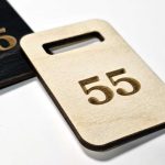 Koka garderobes numurs marķēšana ar padziļinājumu 1 mm tuvplāns
